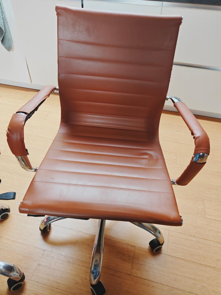 2 buro stoelen  Gratis, Ophalen, Gebruikt, Bruin