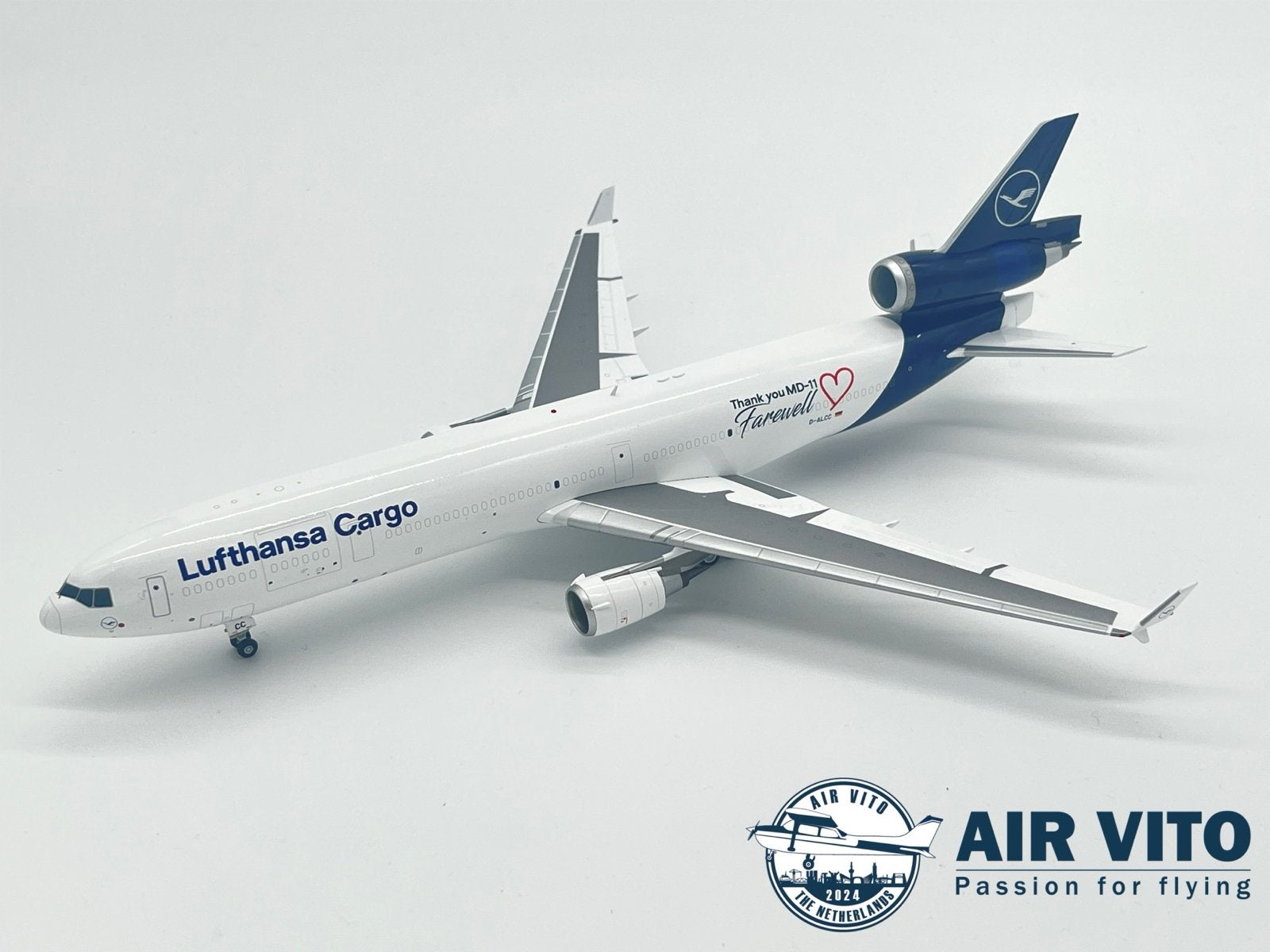Nieuw SQ Wings MD-11 Lufthansa Cargo 1:200 modelvliegtuig, Overige merken, 1:144 tot 1:200, 2992jb, Ophalen of Verzenden