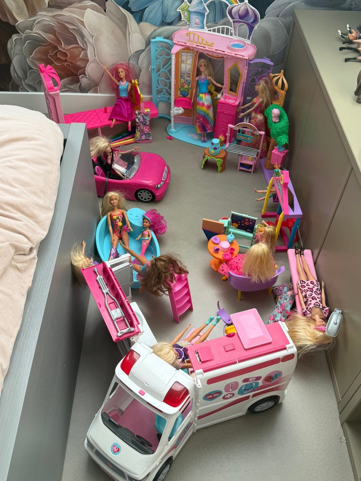 Barbie verzameling met ambulance, kasteel, autoen meer!, Ophalen of Verzenden, Zo goed als nieuw, Barbie