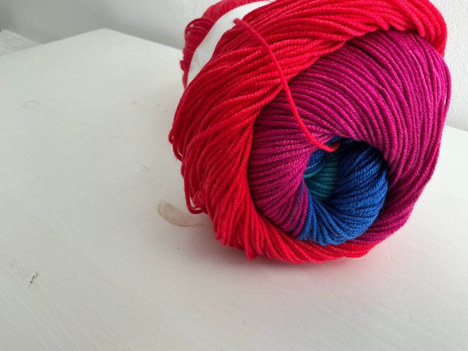 Hobbii Butterfly 100% Premium Acryl Garen - Rood/Multicolor, Ophalen of Verzenden, Nieuw, Breien of Haken, Wol of Garen