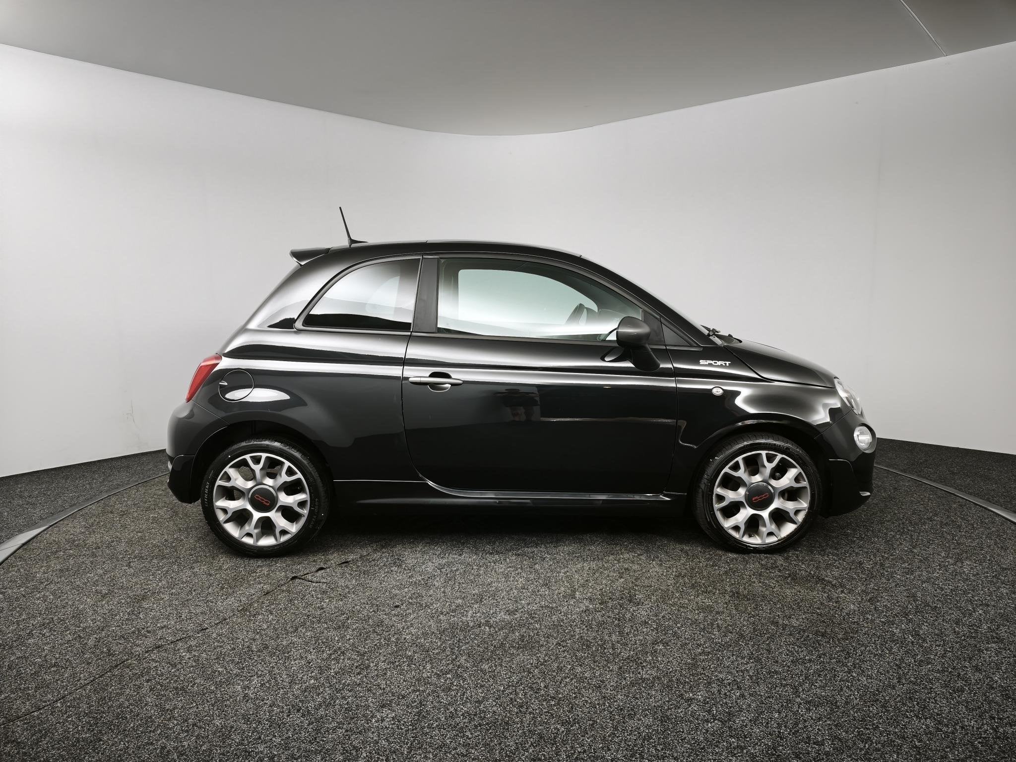 Fiat 500 1.0 Hybrid Sport | Panoramadak | Parkeersensoren |, Auto's, Stof, Met garantie (alle), 4 stoelen, Zwart