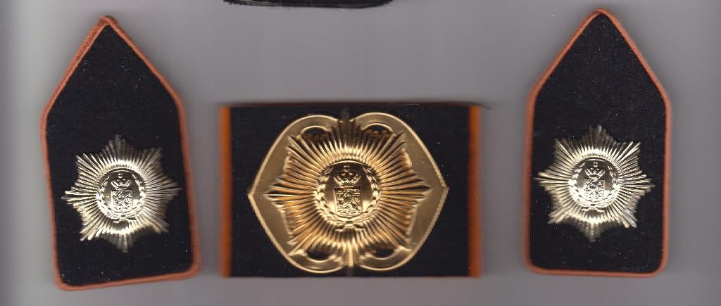 baretembleem en set kraagpatten Van heutsz, Ophalen of Verzenden, Landmacht, Nederland, Embleem of Badge