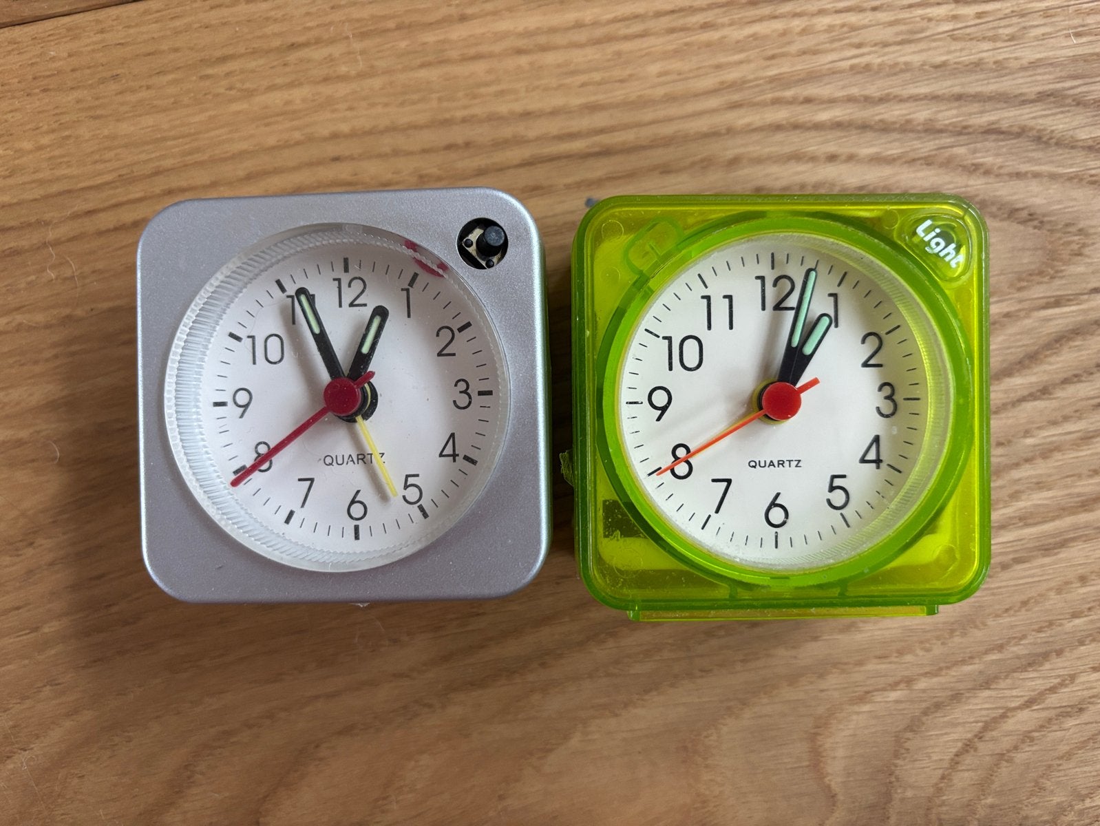 2 compacte reiswekkers - zilver en groen, Ophalen, Analoog, Werkt op batterijen, Modern