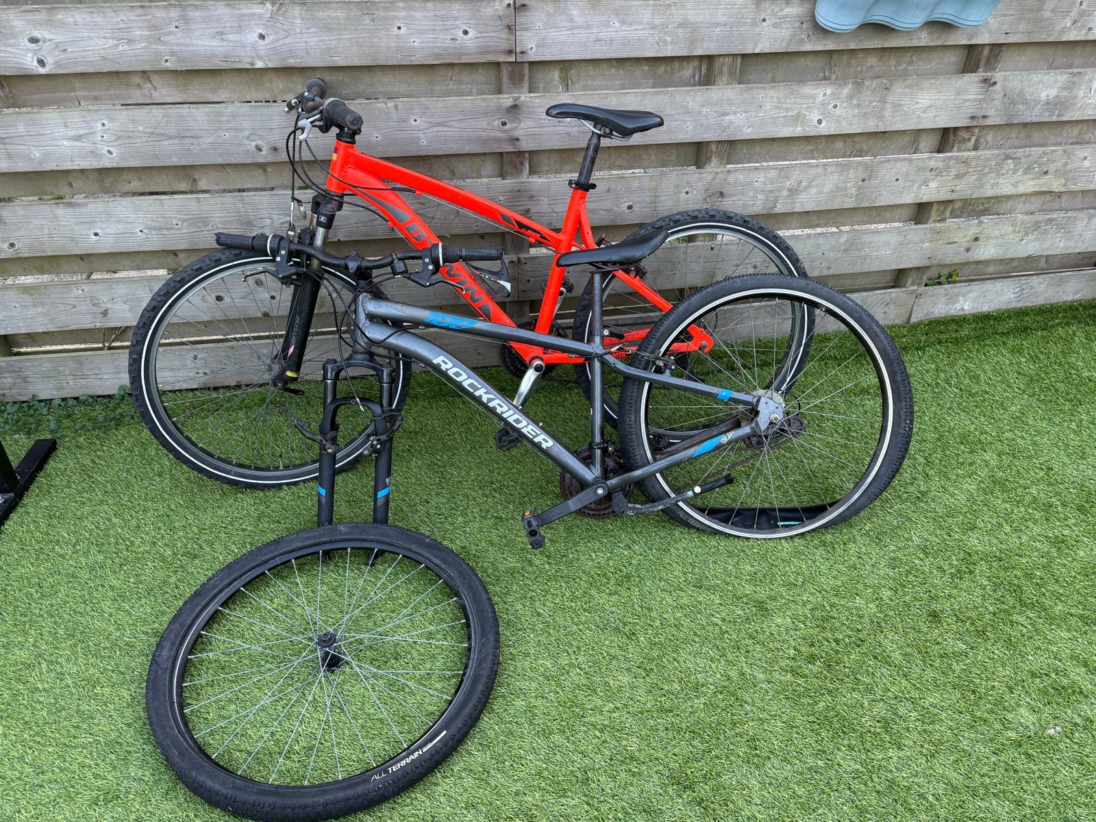 2 Mountainbikes: Oranje (werkend) & Grijs (opknapper), Ophalen of Verzenden, Gebruikt, Overige merken