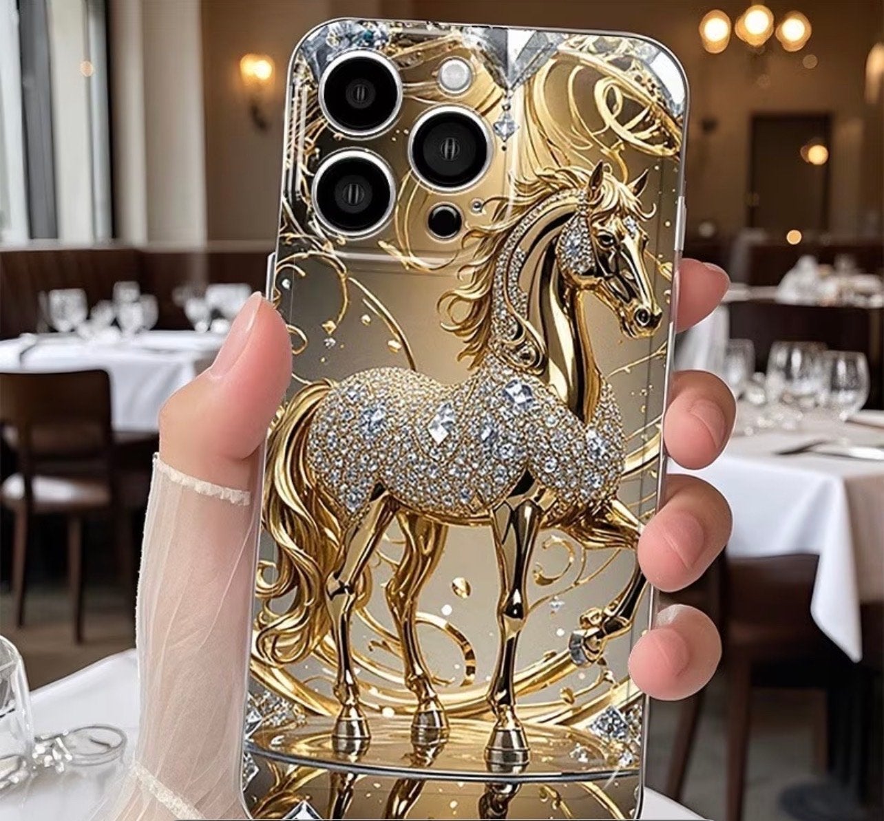 Luxe iPhone 17 Pro Max Hoesje met Gouden Paard Design, Telecommunicatie, Kunststof, IPhone 17, Overige merken, Goud