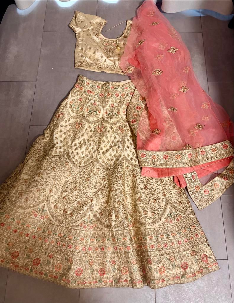 Gouden lehenga met roze dupatta, Overige typen, Overige kleuren, Gedragen, Ophalen