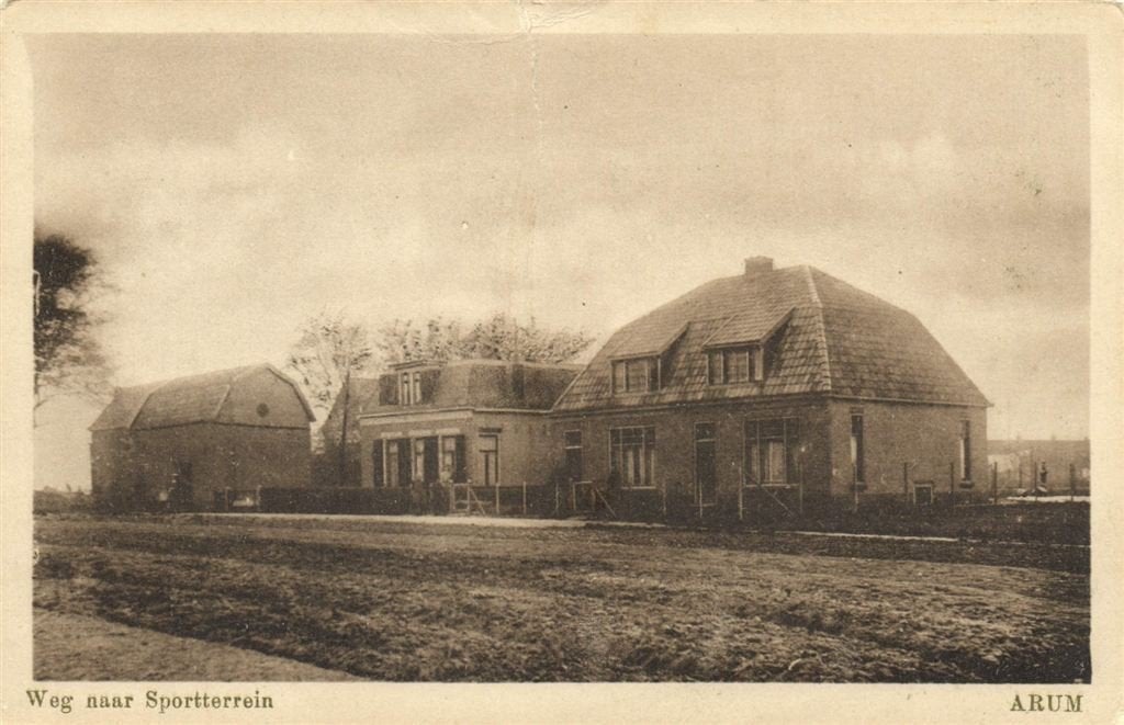 Weg naar Sportterrein - Arum - B-keus - ongelopen, Verzamelen, Ansichtkaarten | Nederland, Ophalen of Verzenden, 1920 tot 1940