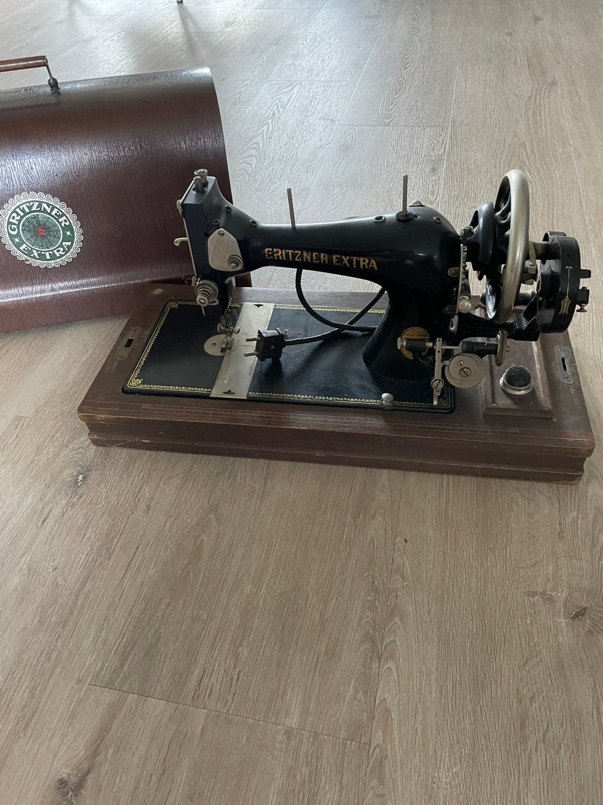 Antieke naaimachine merk Gritzner extra., Ophalen