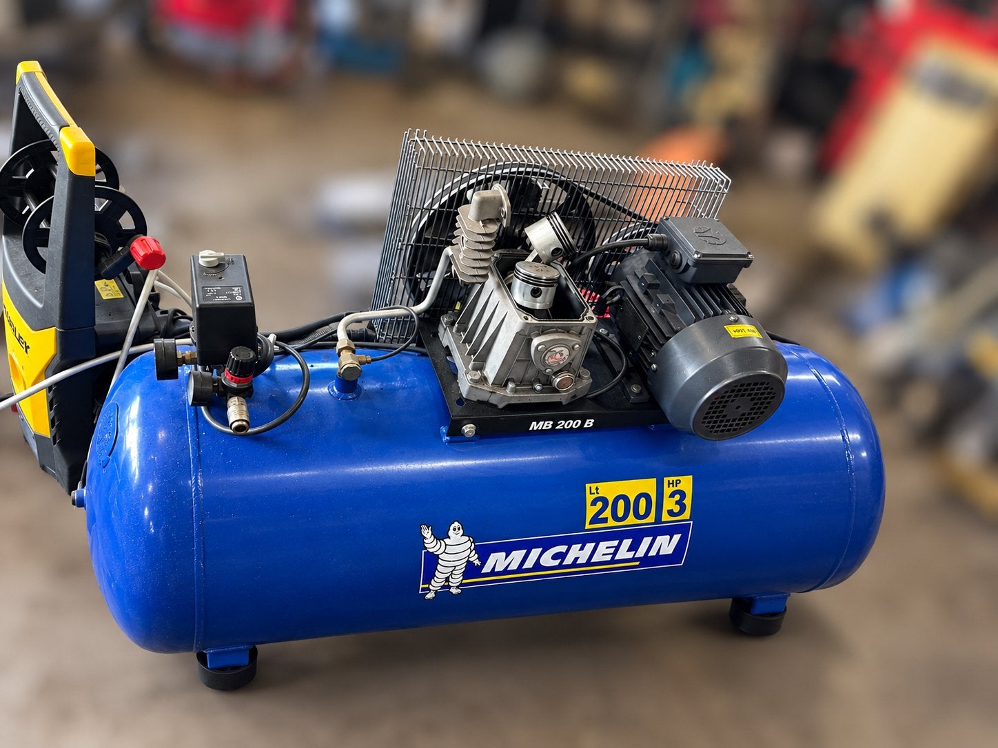 Michelin Luchtcompressor 200L 3PK - Motor Defect + Reserve, Ophalen, Gebruikt, 200 tot 400 liter/min, Mobiel