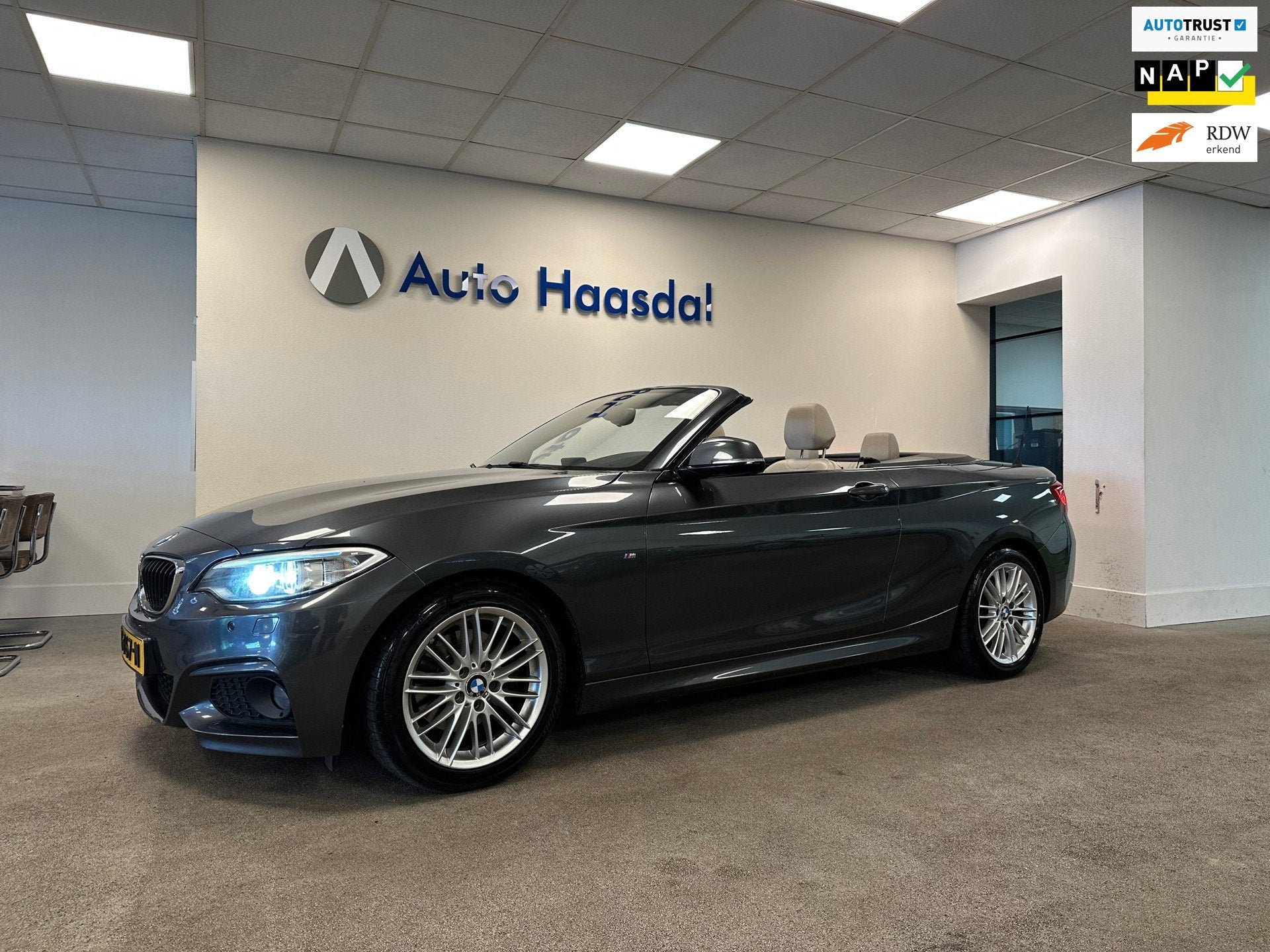 BMW 2-serie Cabrio 220i|M-SPORT|TREKHAAK|CARPLAY|AUTOMAAT|CA, Automaat, Achterwielaandrijving, Gebruikt, 4 cilinders