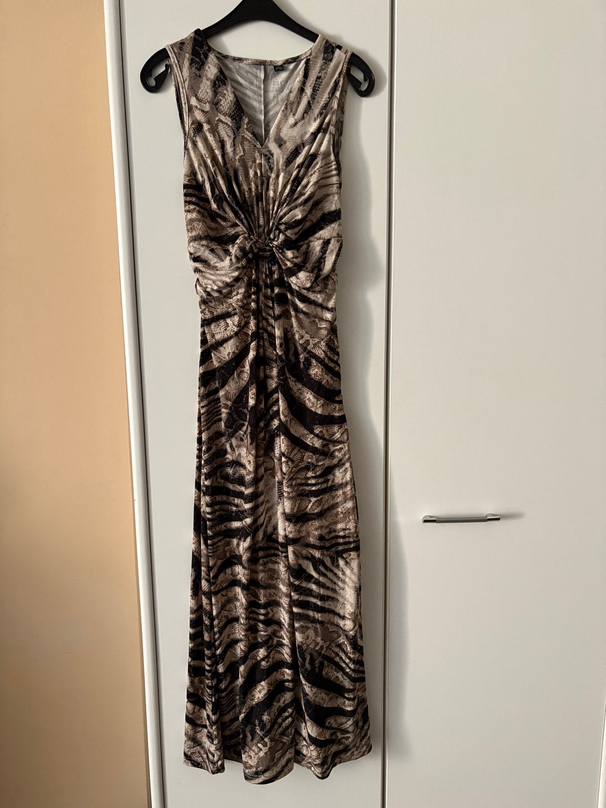 Maxi Jurk met Dierenprint en Knoopdetail - Maat S, Bruin, Nieuw, Ophalen of Verzenden, Maat 36 (S)