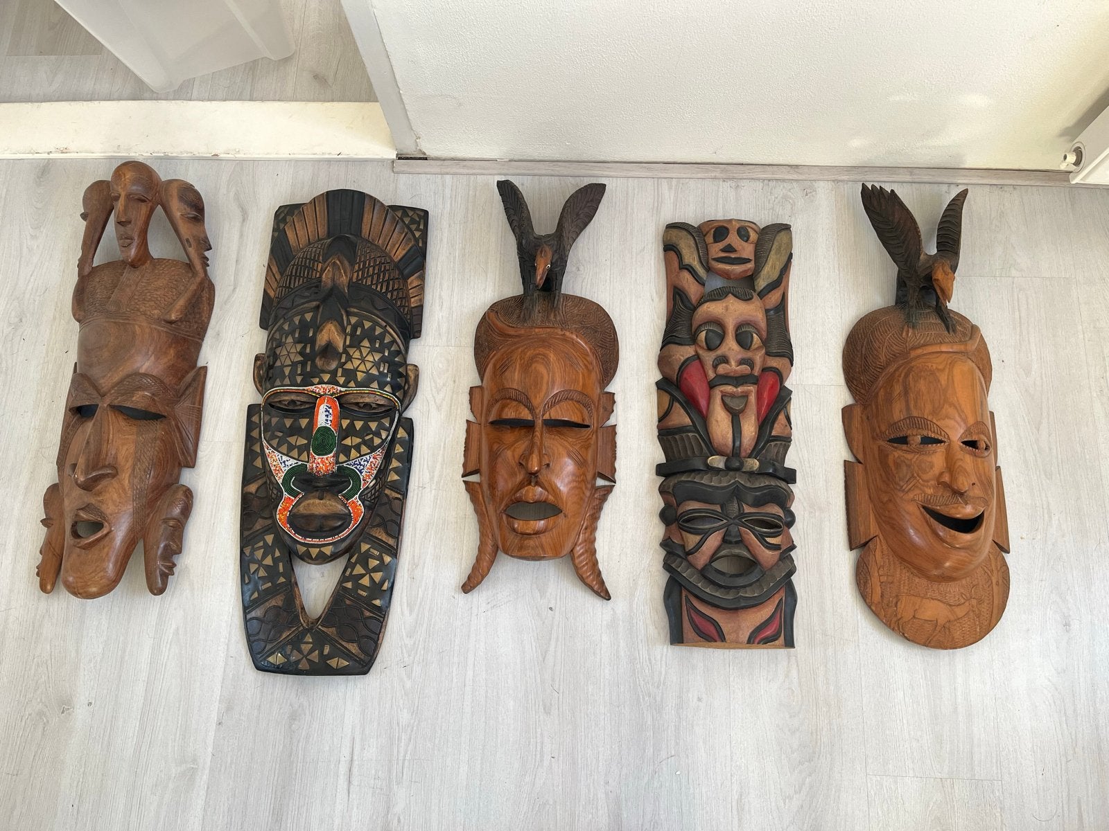 Diverse Afrikaanse maskers - Houtsnijwerk, Antiek en Kunst, Hout, Bruin, Afrika, Masker