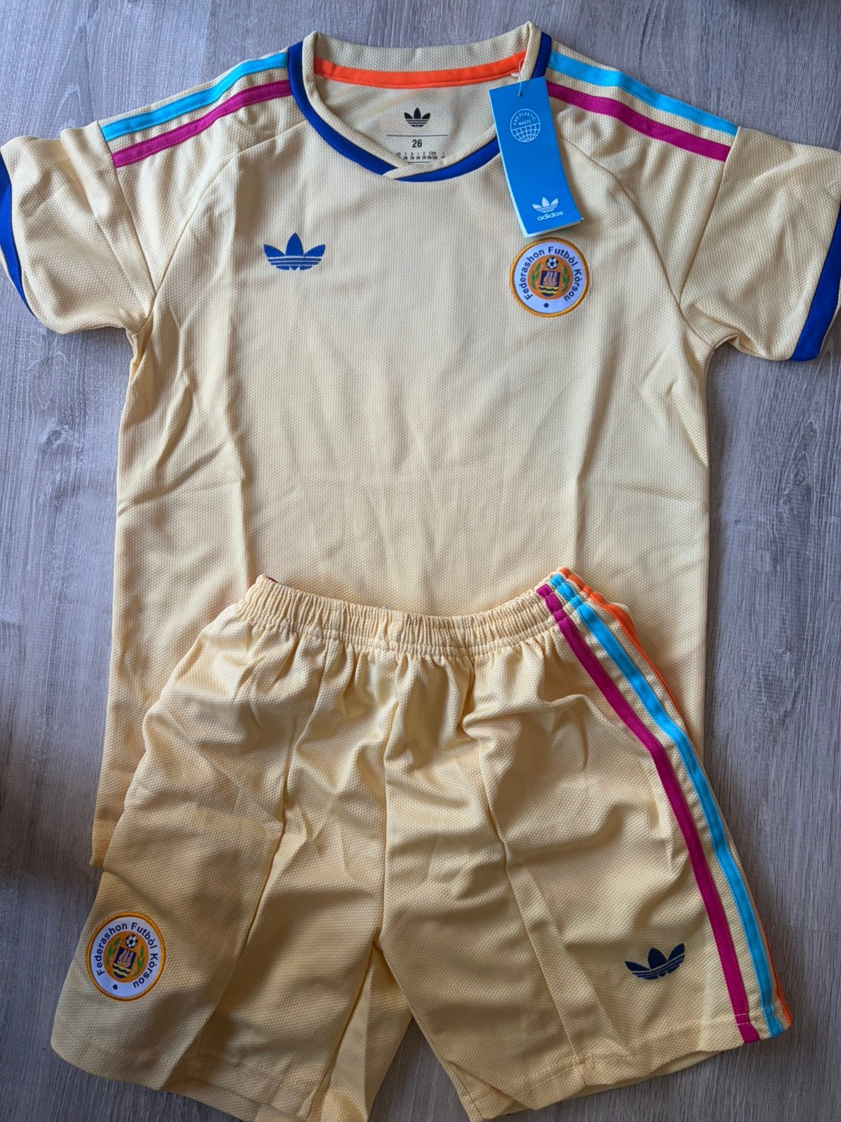 Curacao uit tenue maat 140/146, Sport en Fitness, Voetbal, Ophalen of Verzenden, Nieuw