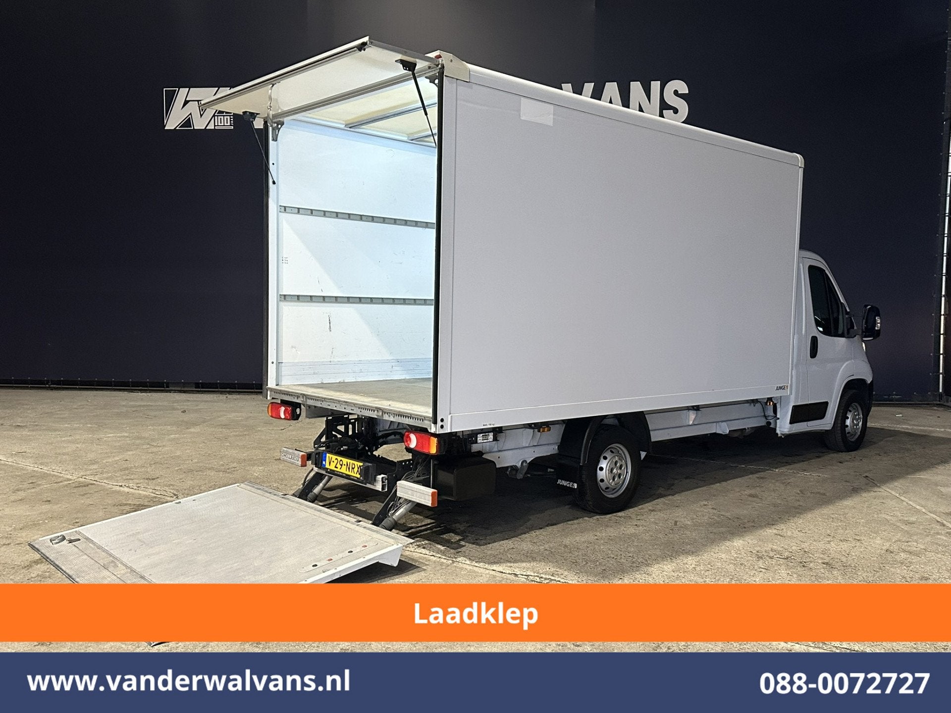 Peugeot Boxer 2.2 BlueHDi 141pk Bakwagen 435cm Lang Laadklep, Auto's, Voorwielaandrijving, Dealer onderhouden, Stof, Gebruikt