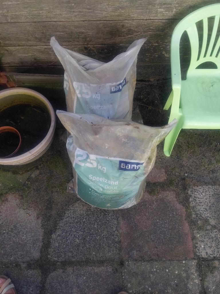 2x 25 kg speelzand en wit zand ca 50 kg, Ophalen, Gebruikt