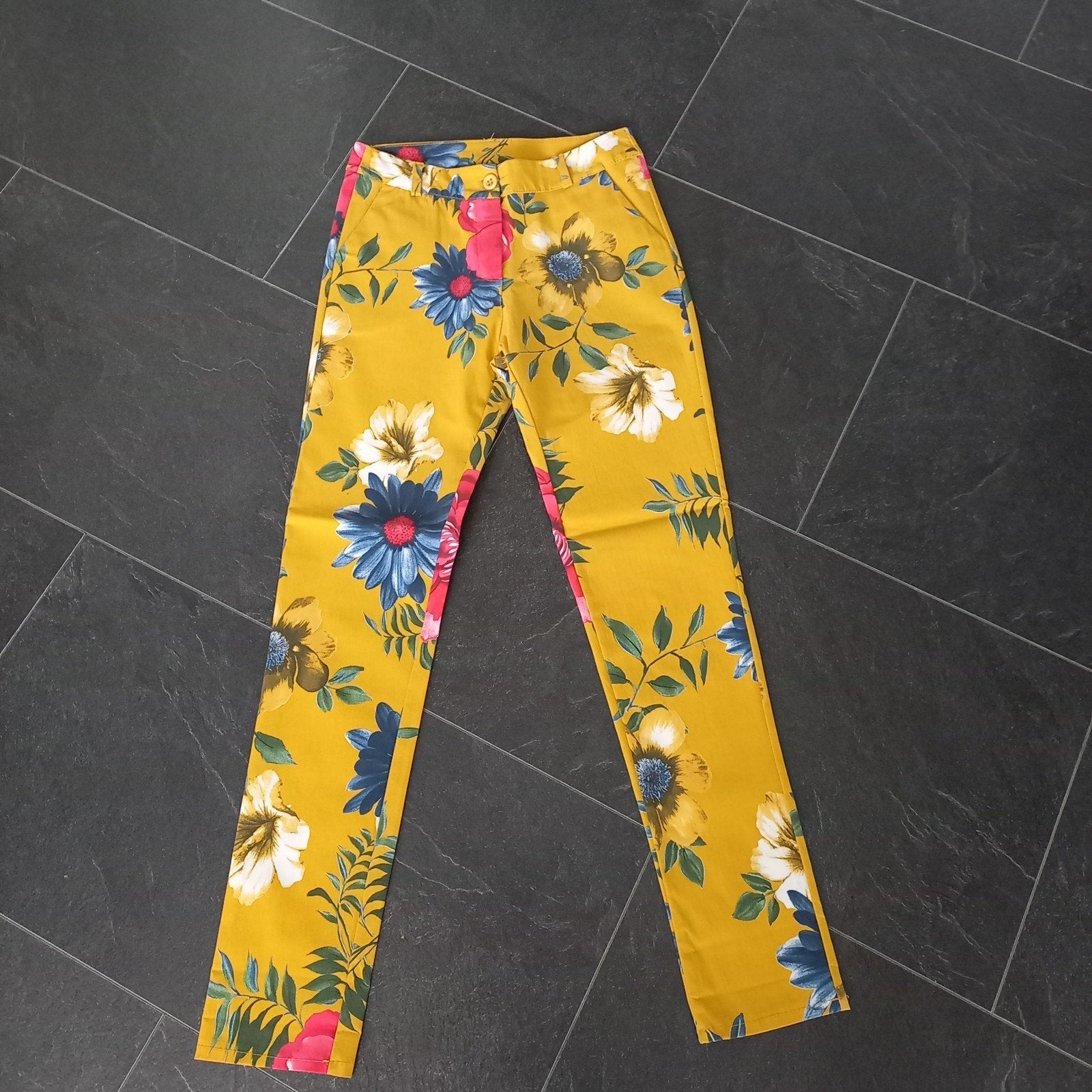 leuke gebloemde strech broek maat M koopje nu, Kleding | Dames, Broeken en Pantalons, Overige kleuren, Ophalen of Verzenden, Zo goed als nieuw