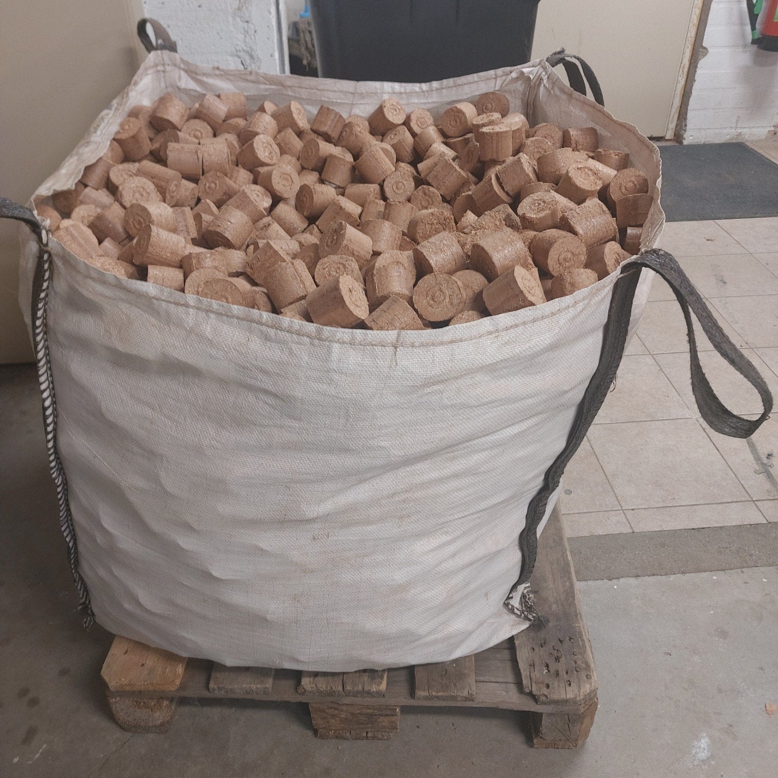 Houtbriketten in big bag, Tuin en Terras, Haardhout, 3 tot 6 m³, Ophalen, Overige houtsoorten, Blokken