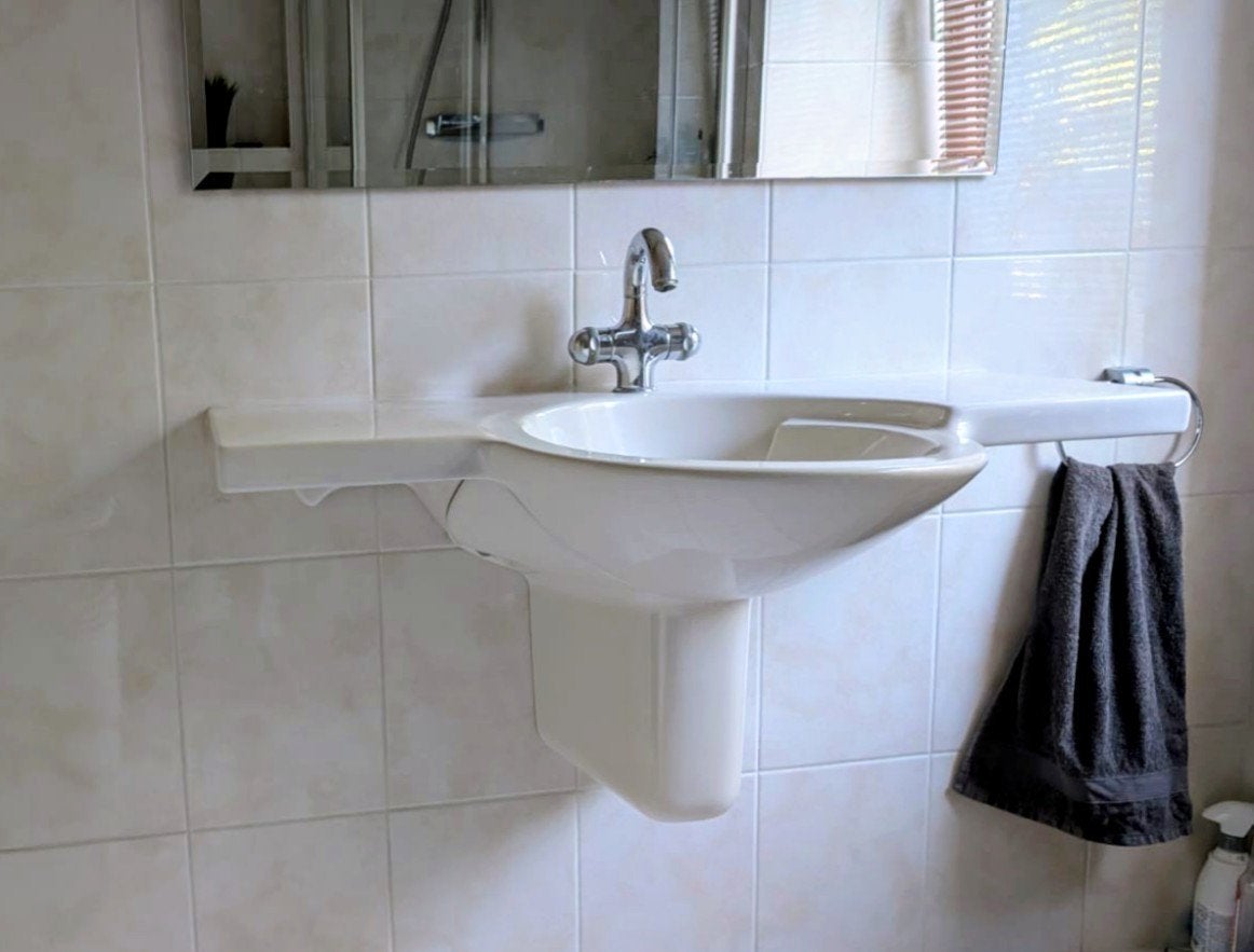 wastafel met kraan. Villaroy en Boch kleur pergamon, Ophalen, Zo goed als nieuw, Wastafel