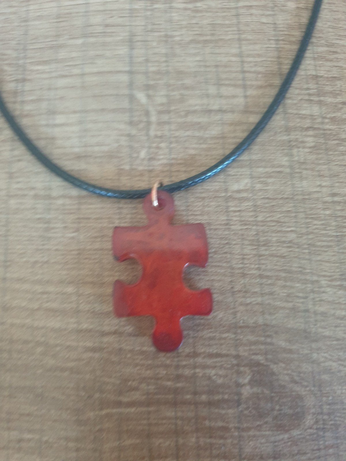 Halsketting met puzzelstuk hanger - Rood, Sieraden, Tassen en Uiterlijk, Kettingen, Overige materialen, Ophalen of Verzenden, Rood