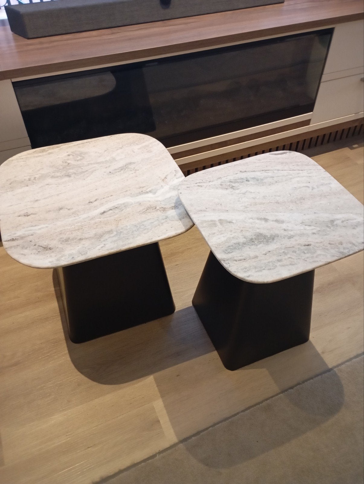 2 SALONTAFELTJES
KERAMISCH TAFELBLAD
ZWART GECOATED POTEN, Huis en Inrichting, Tafels | Salontafels, Ophalen