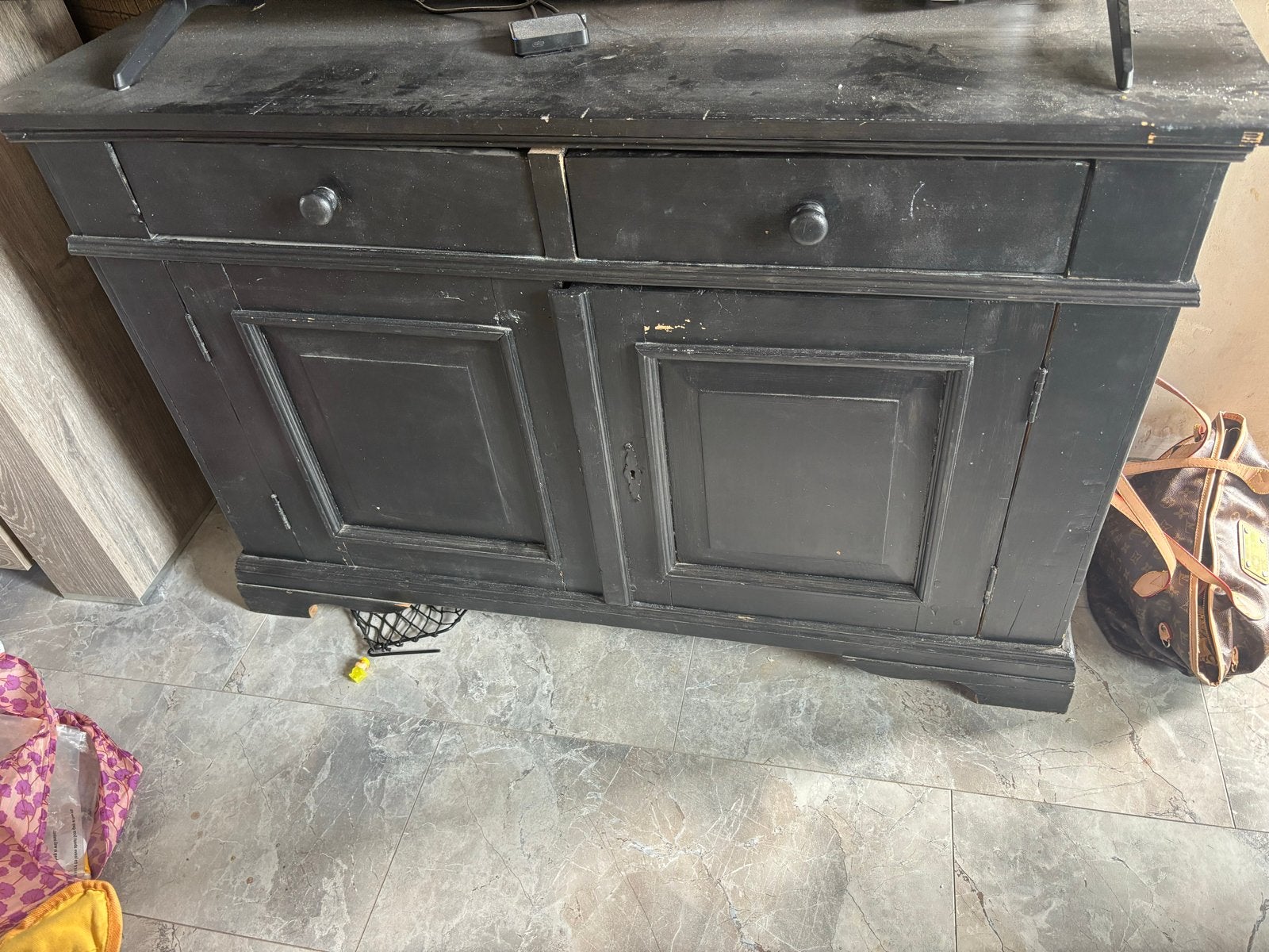 Zwart dressoir met gebruikerssporen - opknapper, Huis en Inrichting, Ophalen, Gebruikt, 100 tot 150 cm, Met lade(s)