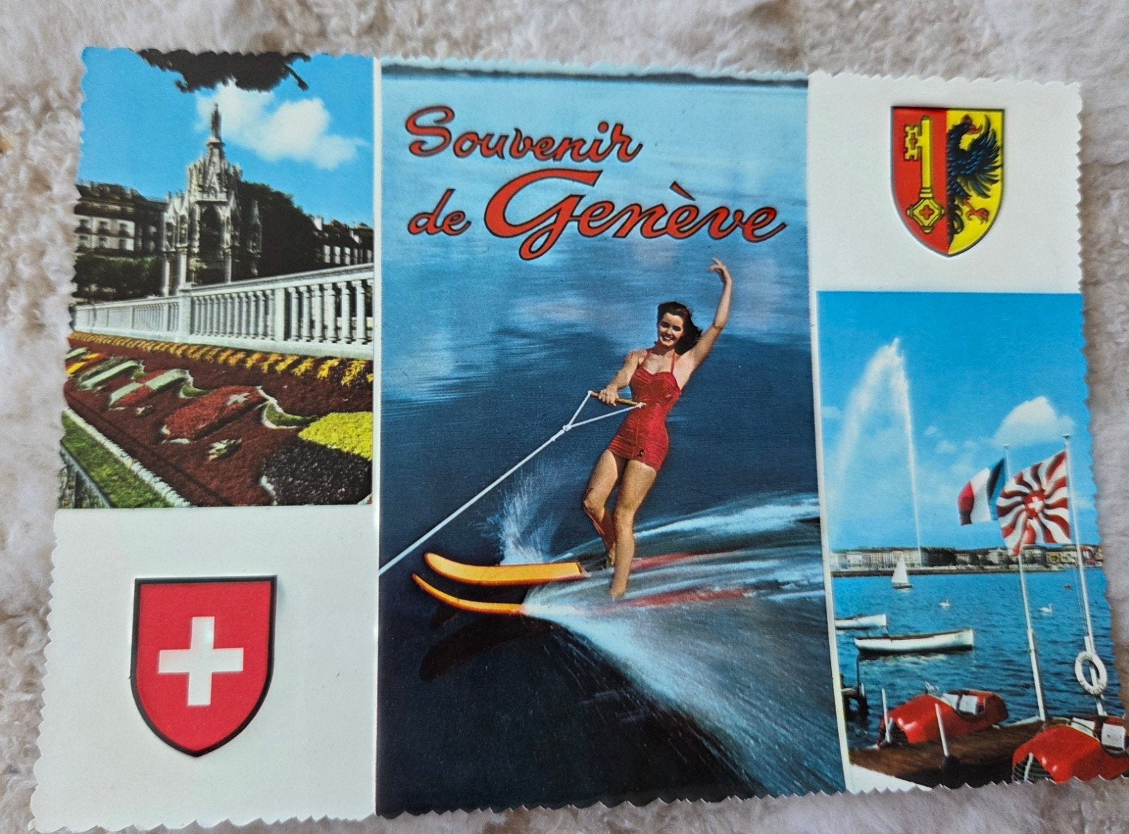 Souvenir de Genève - Sexy vrouw aan het waterskiën, Ophalen of Verzenden, 1960 tot 1980, Gelopen, Overig Europa
