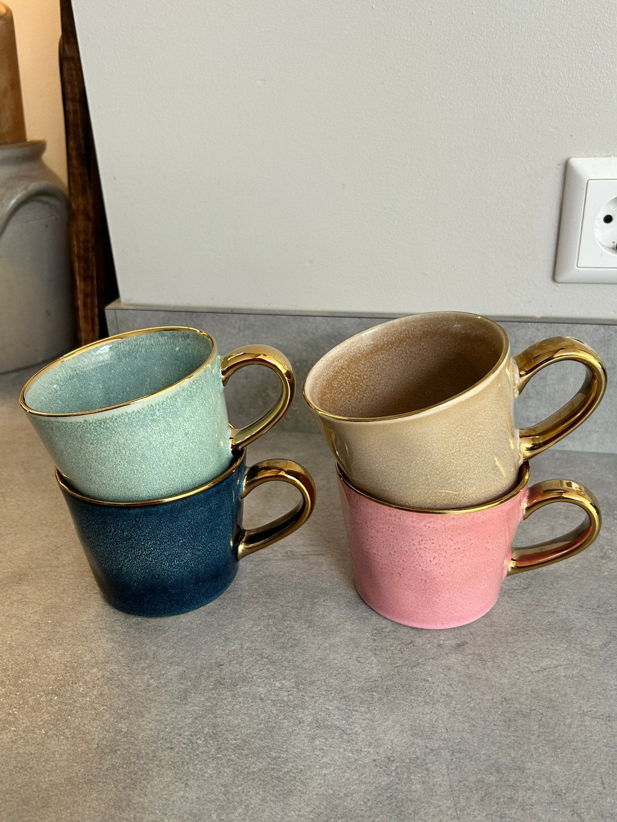 4 mokken met gouden oor, Huis en Inrichting, Keuken | Servies, Ophalen of Verzenden, Zo goed als nieuw, Overige stijlen, Kop(pen) en/of Schotel(s)
