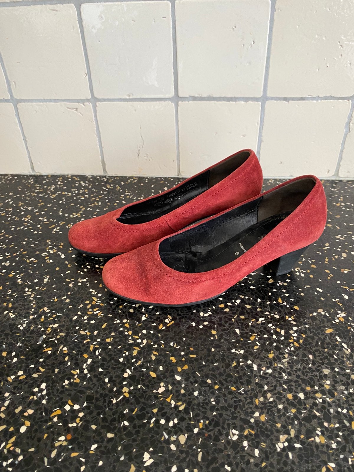 Dames pump, Ophalen of Verzenden, Zo goed als nieuw, Rood
