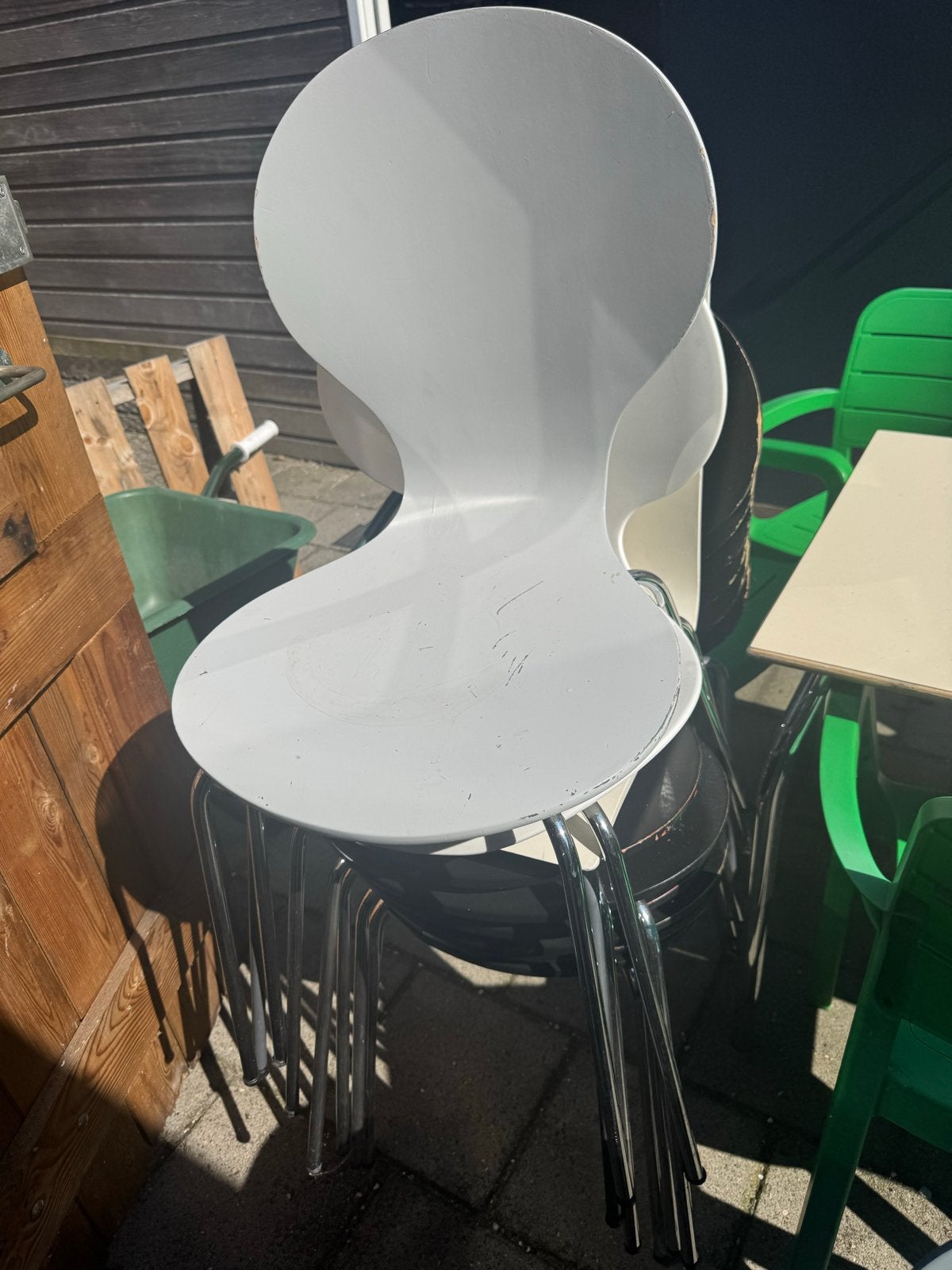 30 Vlinderstoelen in zwart, wit en grijs - Gebruikt, Huis en Inrichting, Ophalen, Kunststof, Gebruikt, Zwart