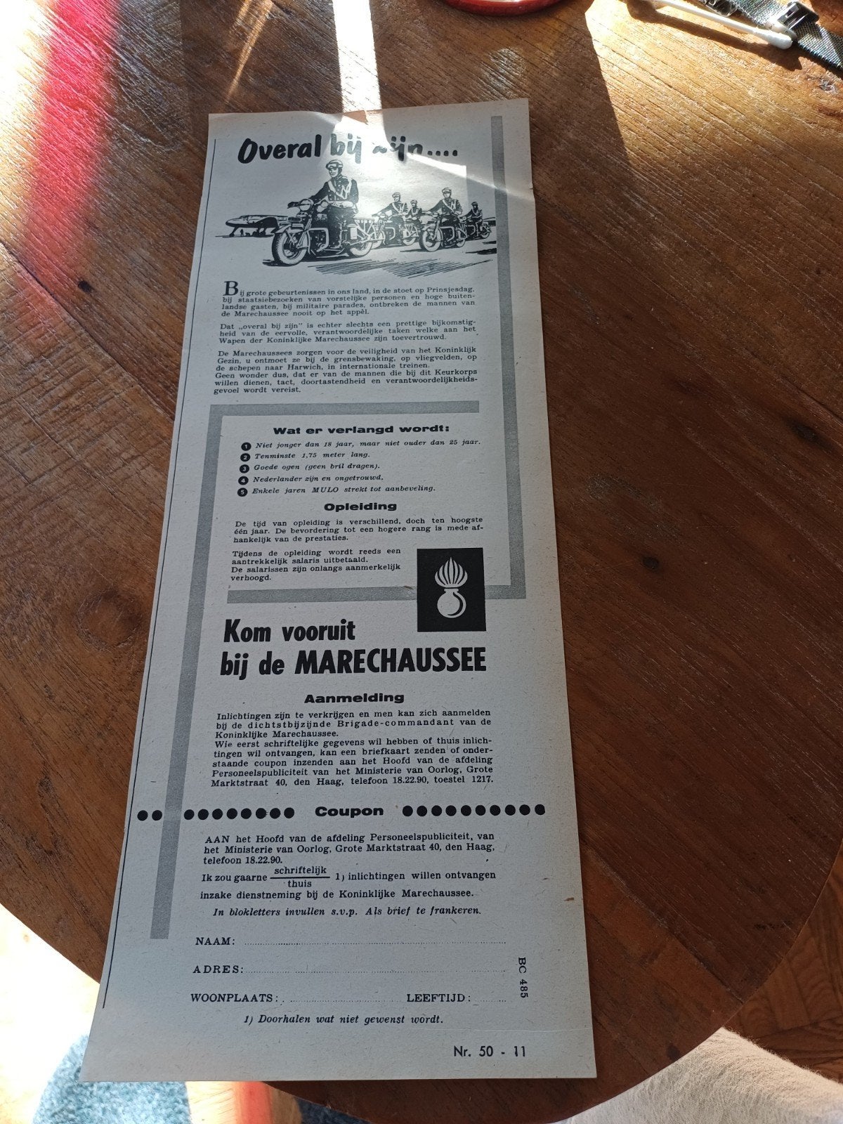 advertentie koninklijke Marechaussee overal bij zijn 1956, Verzamelen, Ophalen of Verzenden, Marechaussee, Nederland, Embleem of Badge