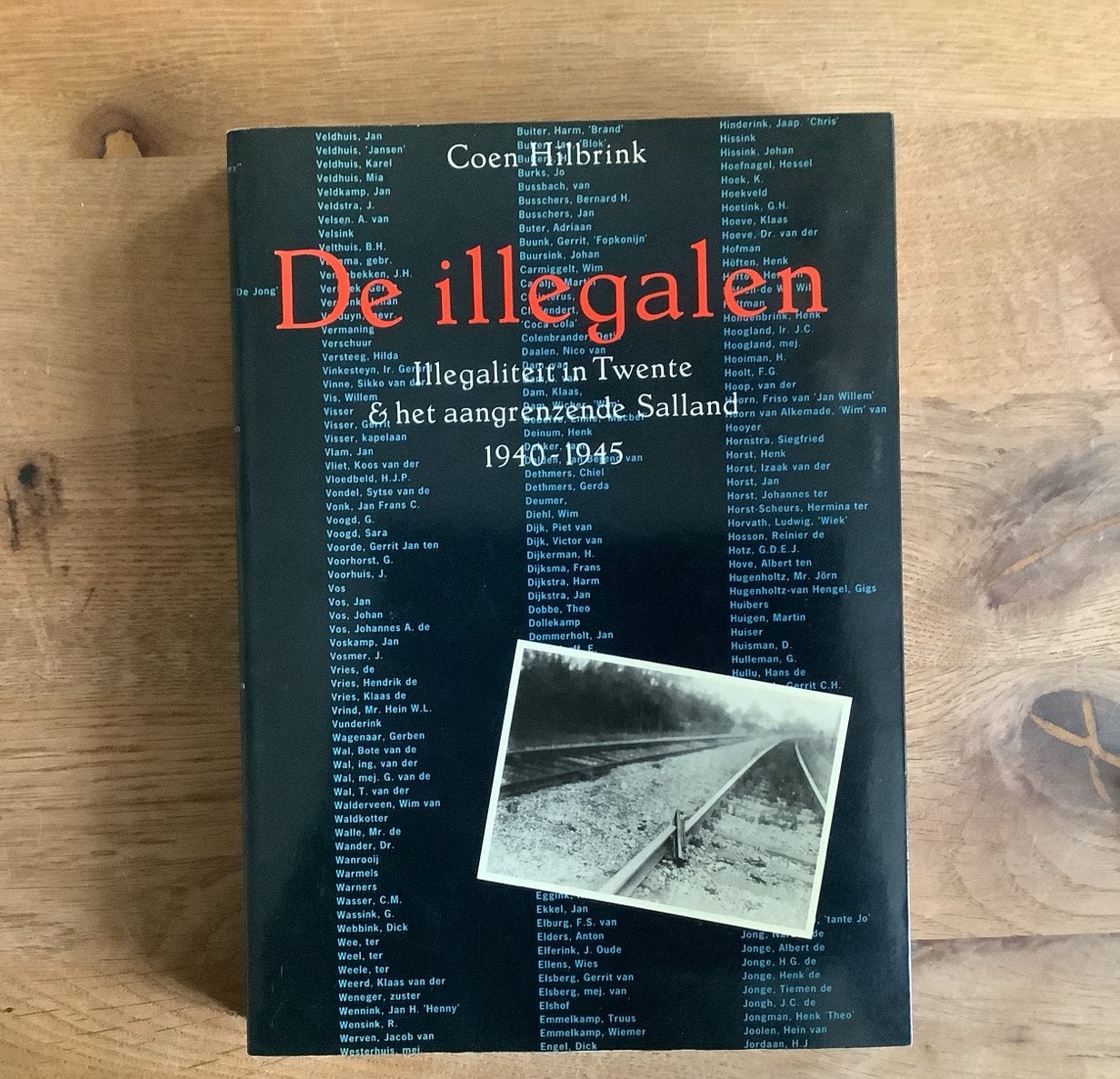 De illegalen in Twente en het aangrenzende Salland 1940-1945, Boeken, Ophalen of Verzenden, 20e eeuw of later, Gelezen