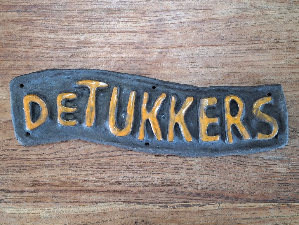 keramiek aardewerk reliëf wandbord sign De Tukkers l= 52cm, Wandsculptuur, Gebruikt, Ophalen of Verzenden, 52 cm