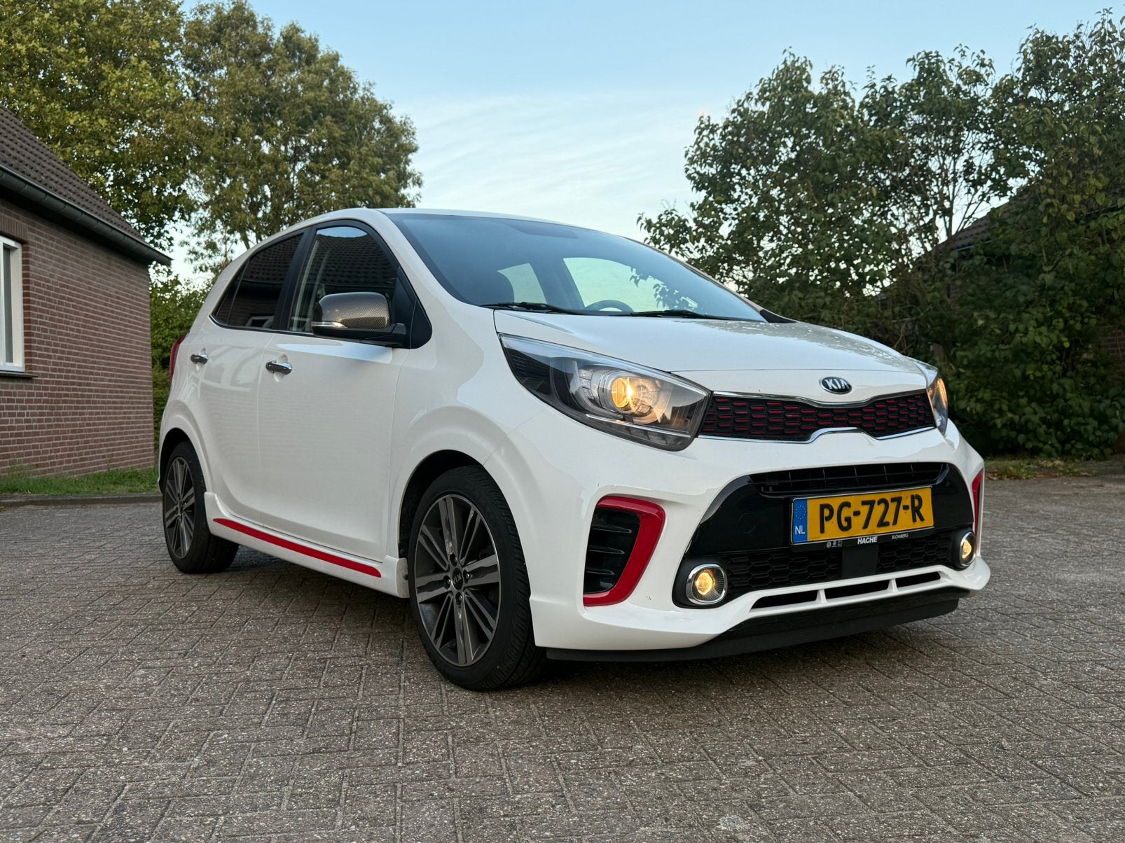 Foto 3 van Kia Picanto gt line 1.2 Cvvt 84pk 5-zits 2017 Wit