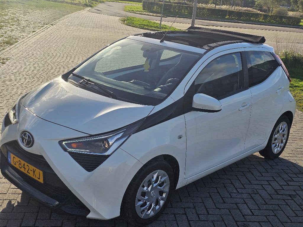 Toyota Aygo 1.0 VVT-i x-play limited | Open dak | Lage km, Voorwielaandrijving, Dealer onderhouden, Euro 6, 4 stoelen