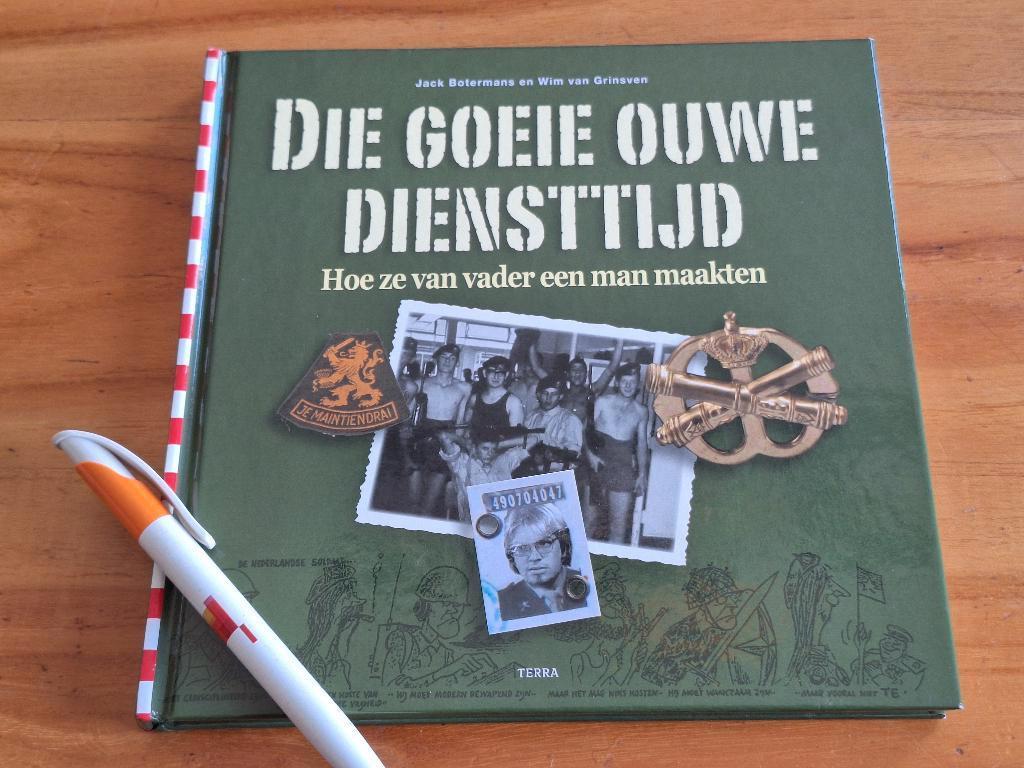 Die goeie ouwe diensttijd Hoe ze van vader een man maakten, Ophalen of Verzenden, Tweede Wereldoorlog, Zo goed als nieuw, Overige onderwerpen