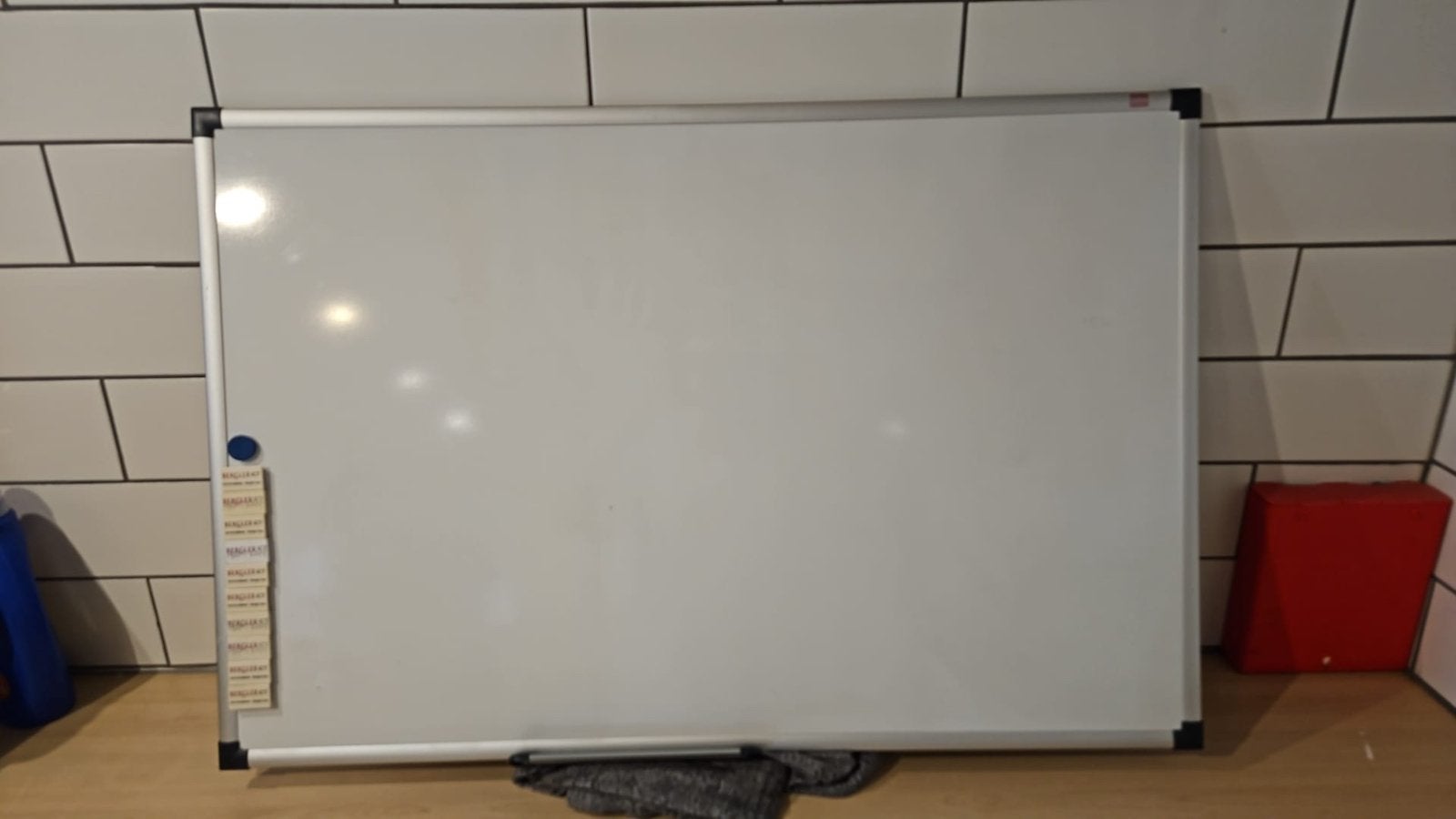 Whiteboard 60x90 inclusief pennenhouder, Ophalen, Zo goed als nieuw, Magneetbord