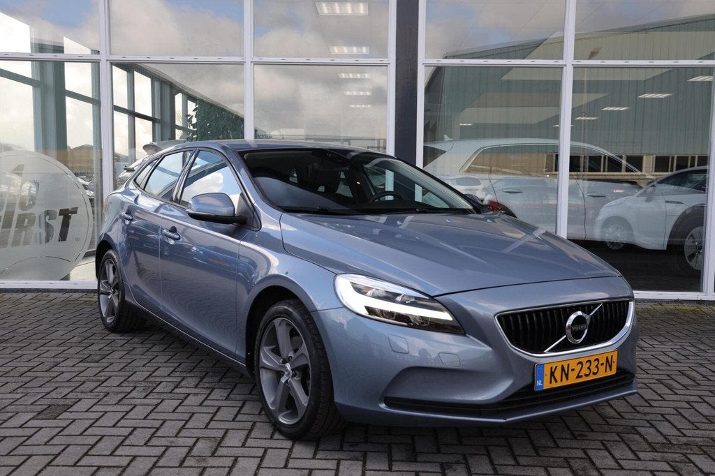 Volvo V40 2.0 T3 Momentum|Navi|Cruise|Trekhaak|, Voorwielaandrijving, Gebruikt, Euro 6, 4 cilinders