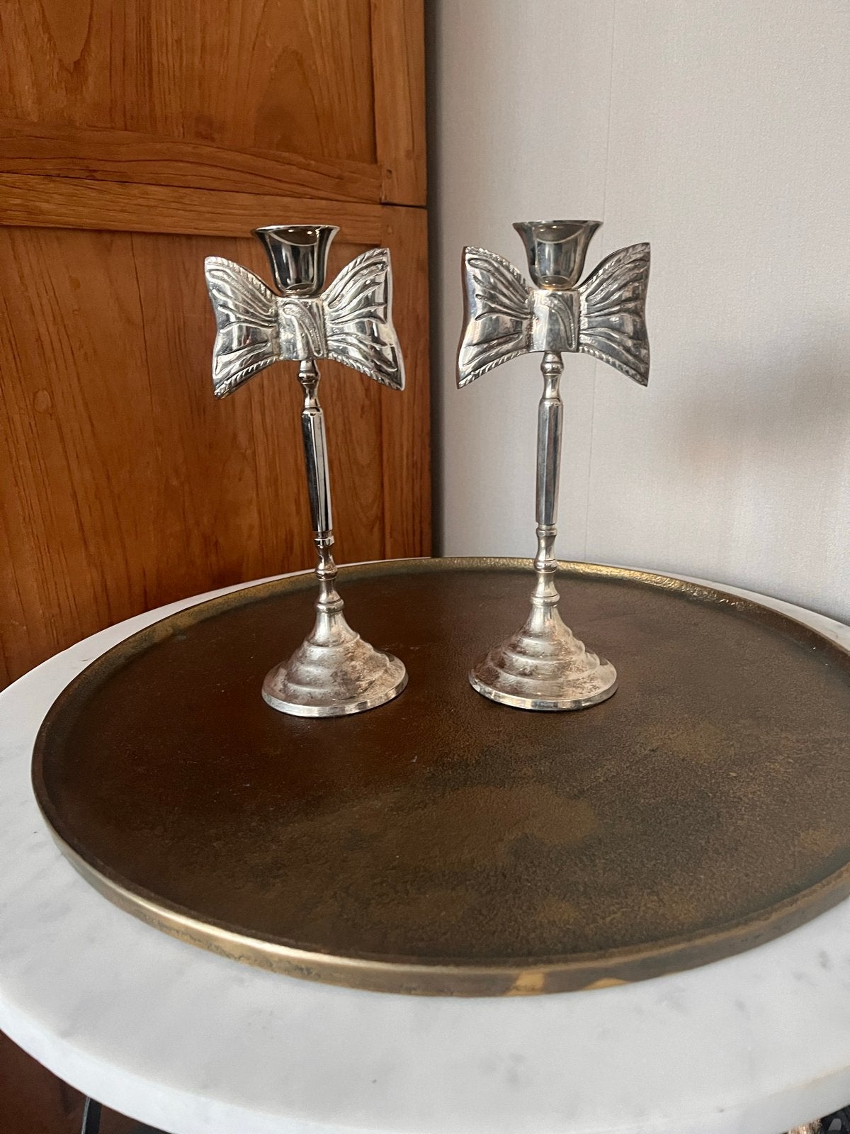 Set van 2 zilverkleurige kandelaars met strikdesign, Ophalen of Verzenden, Overige materialen