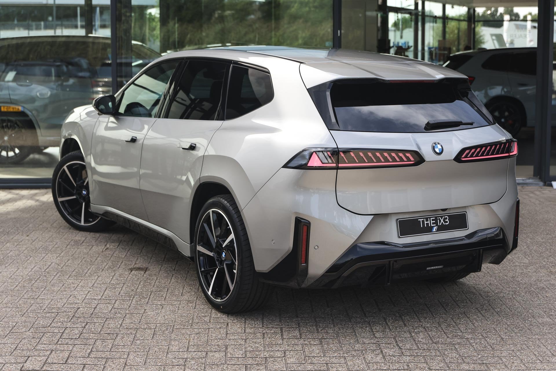 BMW iX3 40 eDrive M Sport / Panoramadak / Trekhaak / 3D Head, Auto's, Automaat, Dealer onderhouden, Achterwielaandrijving, Zwart