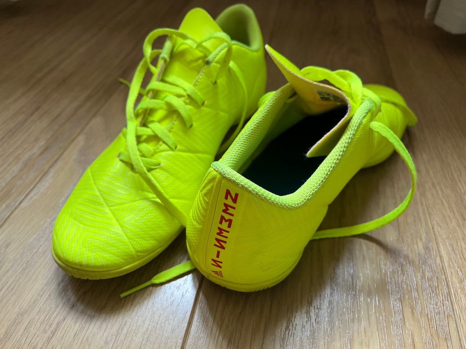 Adidas zaalschoenen mt 42, Ophalen of Verzenden, Zo goed als nieuw, Schoenen
