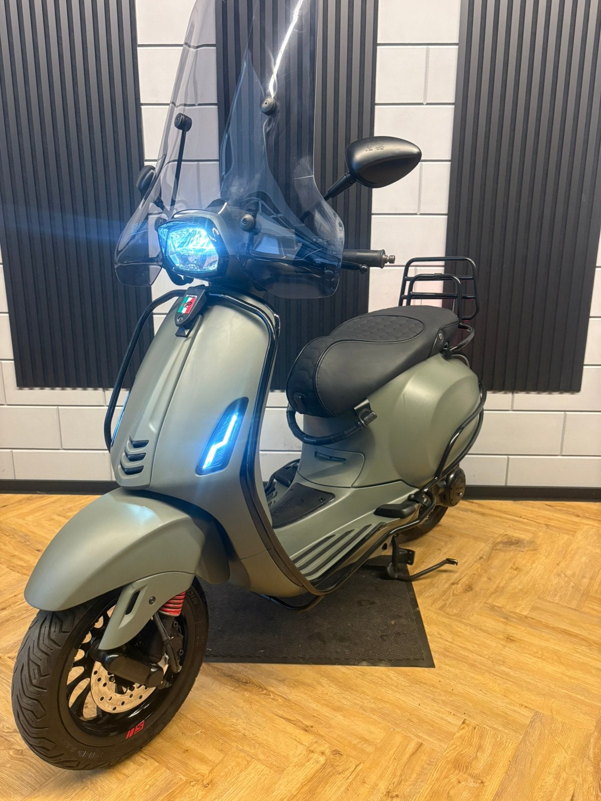 VESPA SPRINT 4T 3V BROM 2018 FULL OPTION MAT GROEN CUSTOM, Fietsen en Brommers, Scooters | Vespa, Overige modellen, Maximaal 45 km/u