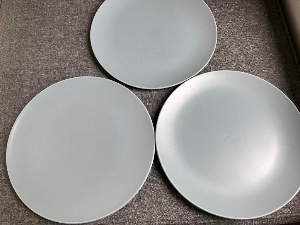 Ikea Fargklar serie 3 matgrijze borden Gratis, Ophalen, Gebruikt, Keramiek, Bord(en)