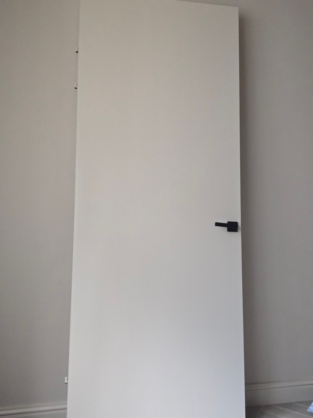 Moderne opdekdeur warm taupe met zwart beslag zonder kozijn!, Doe-het-zelf en Verbouw, Ophalen, 80 tot 100 cm, 215 cm of meer