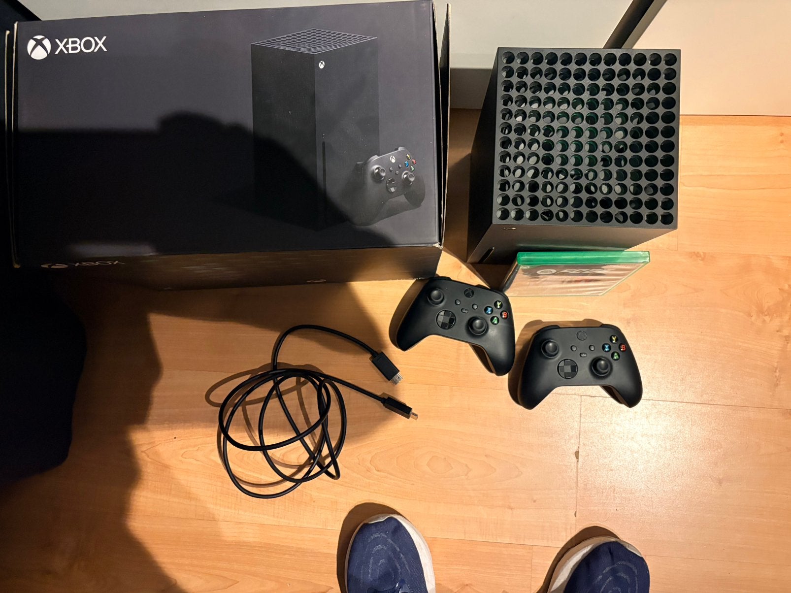 Foto 3 van Xbox Series x 2 controllers en EA FC26