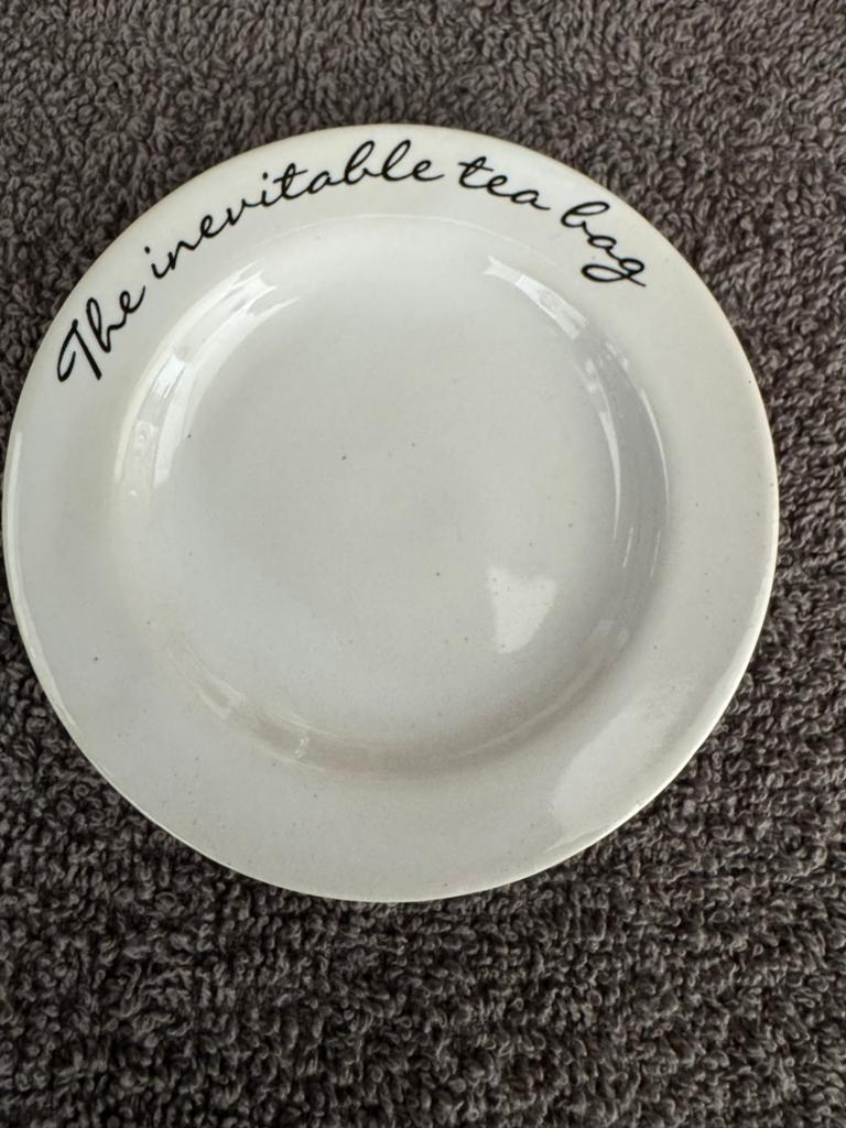 6 Riviera Maison schoteltjes 'The inevitable tea bag', Keramiek, Ophalen of Verzenden, Zo goed als nieuw, Overige stijlen
