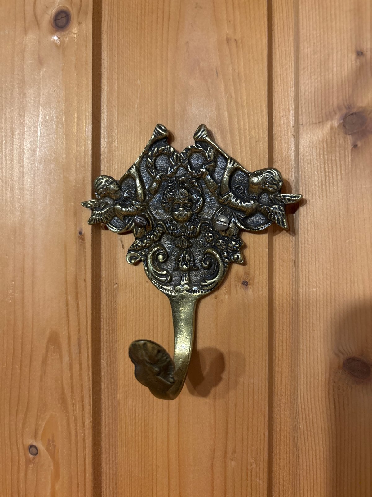 Antieke metalen wandhaak met engelenmotief, Gebruikt, Wandhaken, Ophalen of Verzenden, Minder dan 100 cm