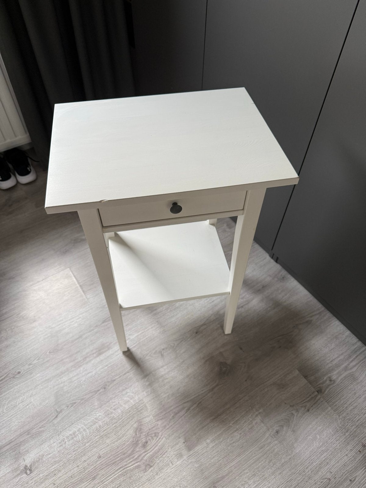 Wit bijzettafeltje met lade en plankje, Ophalen, Minder dan 55 cm, Gebruikt, 60 cm of meer