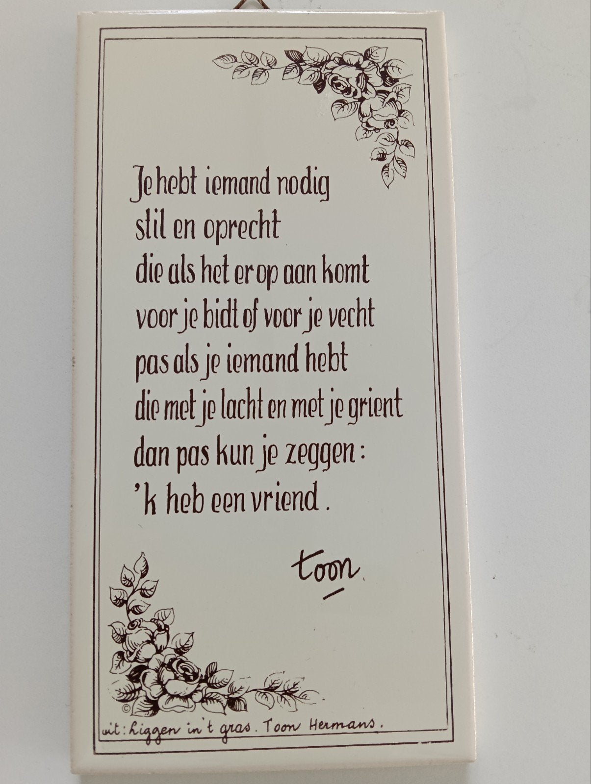 Tegeltje met tekst van Toon Hermans, Huis en Inrichting, Woonaccessoires | Tekstborden en Spreuken, Ophalen of Verzenden, Gebruikt