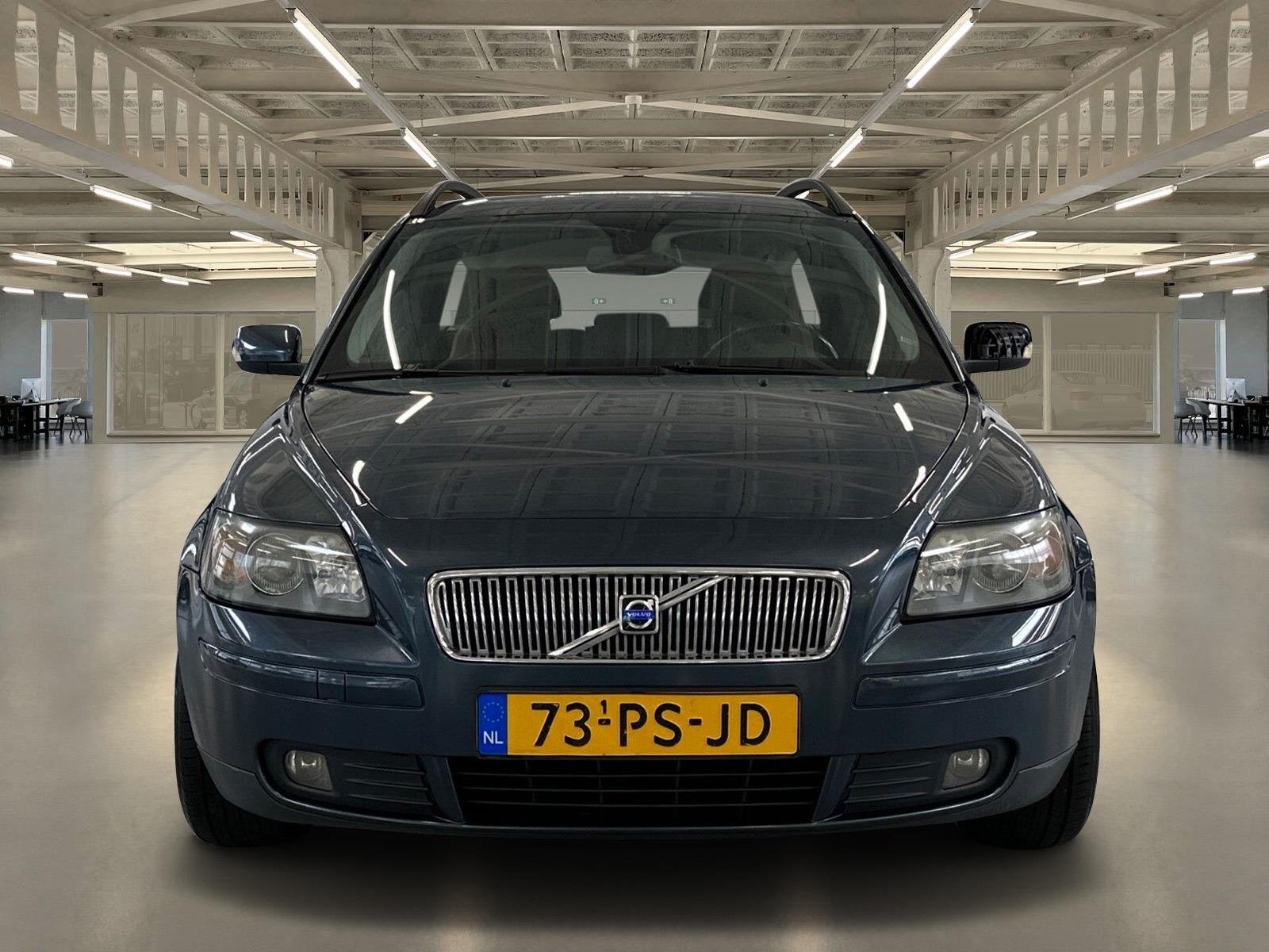 Volvo V50 2.4 Momentum Youngtimer, trekhaak, lekkere 5 cilin, Auto's, Gebruikt, Zwart, 700 kg, Blauw