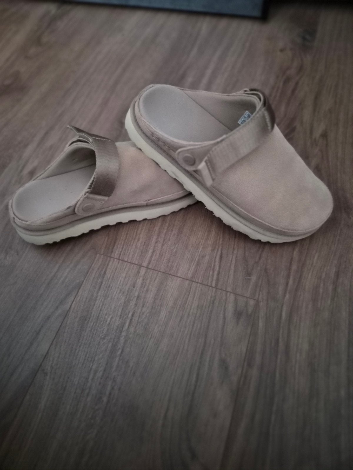 Originele UGG pantoffels/muiltjes zo goed als nieuw, Kleding | Dames, Schoenen, Ophalen of Verzenden, Zo goed als nieuw, Beige